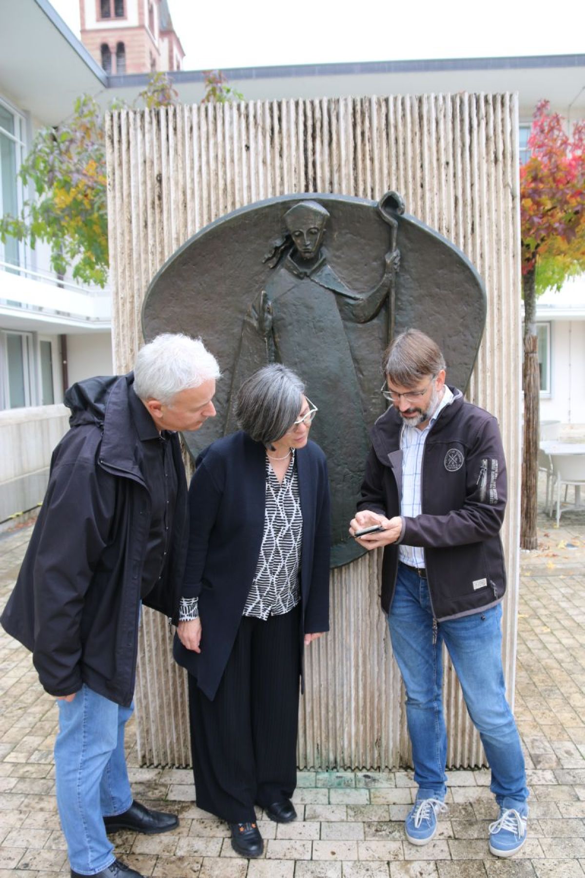 2 Personen wird erklärt wie ein Geocache funktioniert