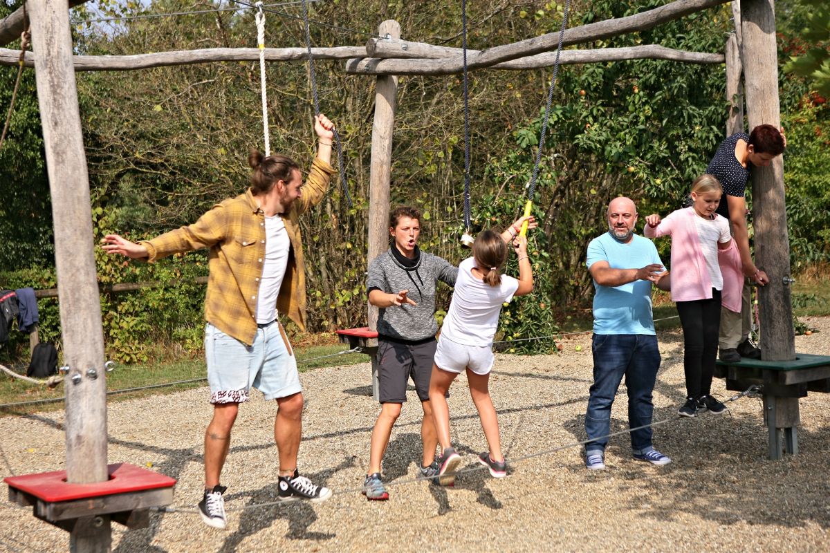 Eine Gruppe Jugendlicher in eine Hochseilgarten