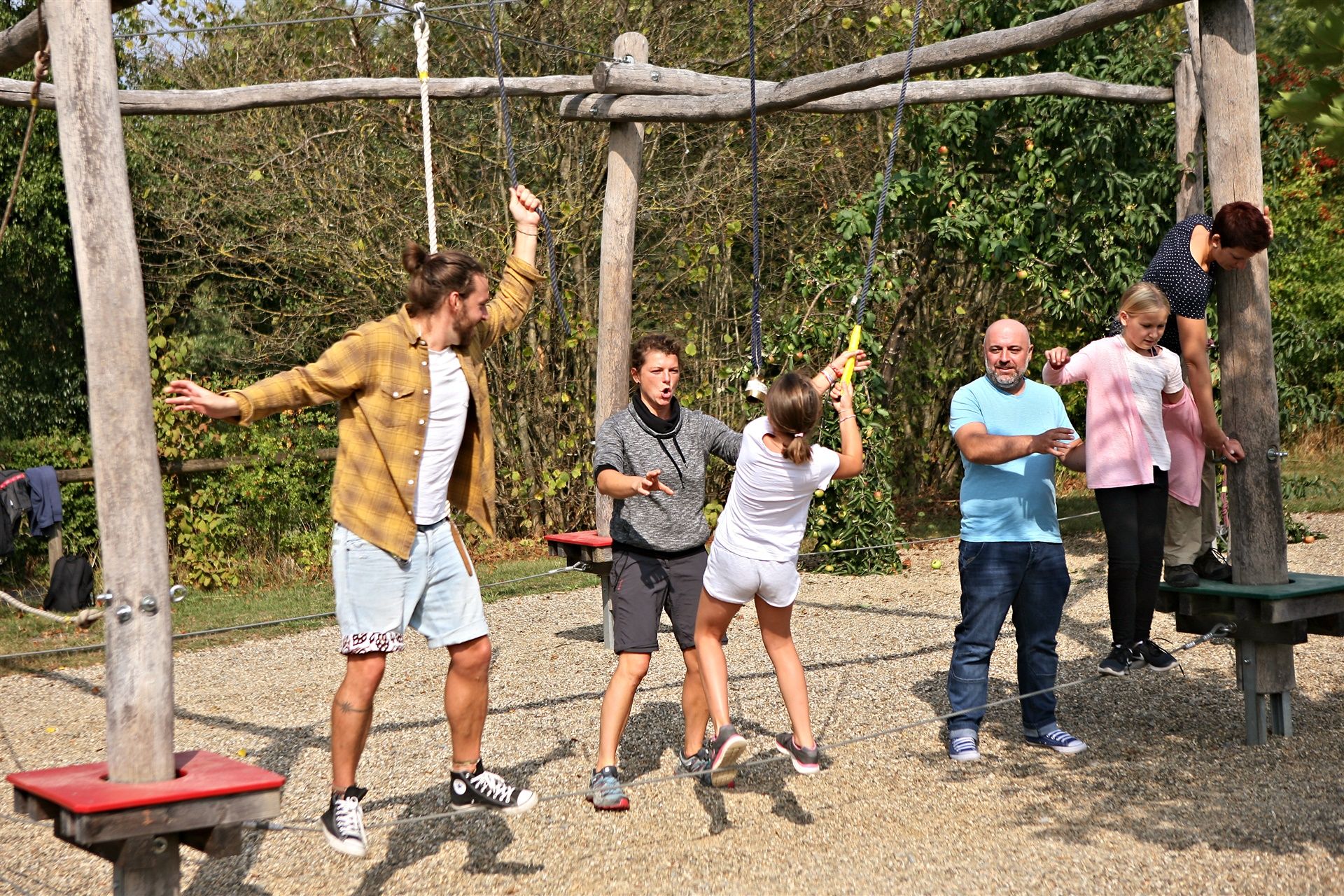 Eine Gruppe Jugendlicher in eine Hochseilgarten