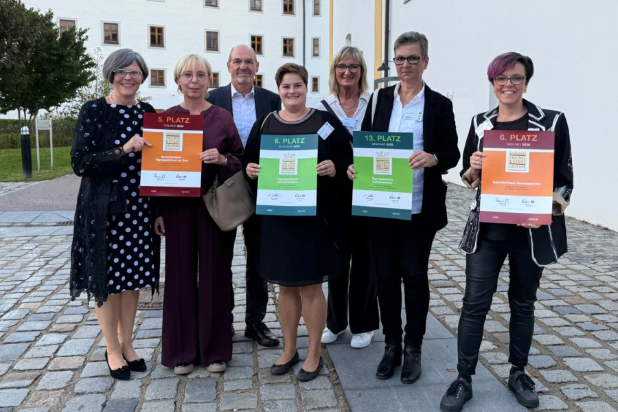 Teamfoto mit den ausgezeichneten Tagungshäusern