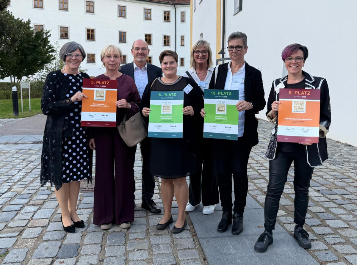 Teamfoto mit den ausgezeichneten Tagungshäusern