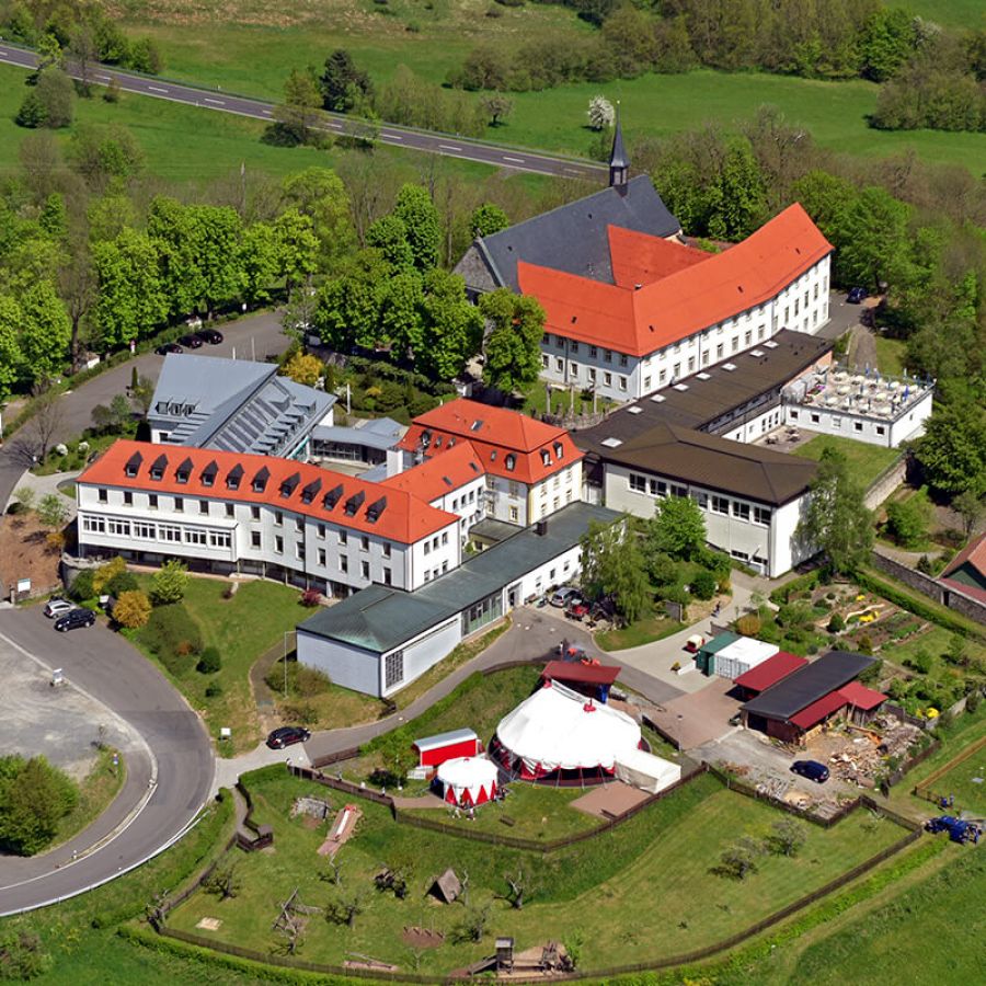 Jugendbildungsstätte Volkersberg mit Zirkuszelt