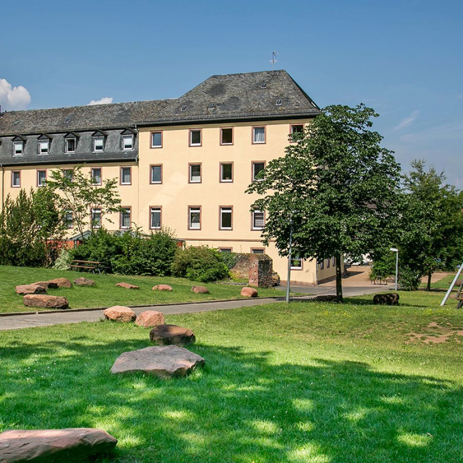 Ansicht vom Garten aus auf das Jugendhaus St. Kilian